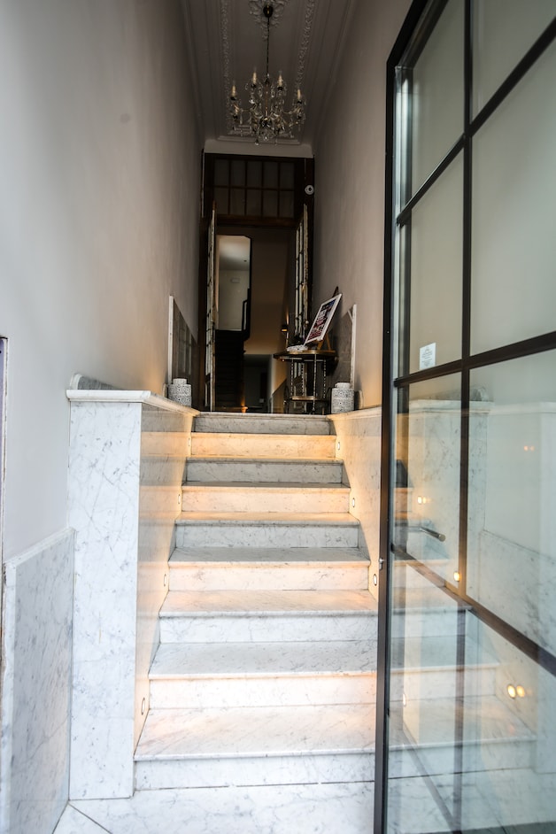 Hotelier verbouwt en opent charmante nieuwe zaak in Oostende. “Kleine ...