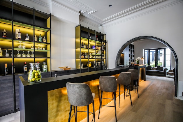 Hotelier verbouwt en opent charmante nieuwe zaak in Oostende. “Kleine ...