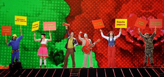 De Portugese deelnemers tijdens de halve finale van het Eurivisiesongfestival in 2011.