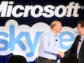 Steve Ballmer (L), topman van Microsoft, schudt Skype-topman Tony Bates (R) de hand bij de aankondiging van de overname.