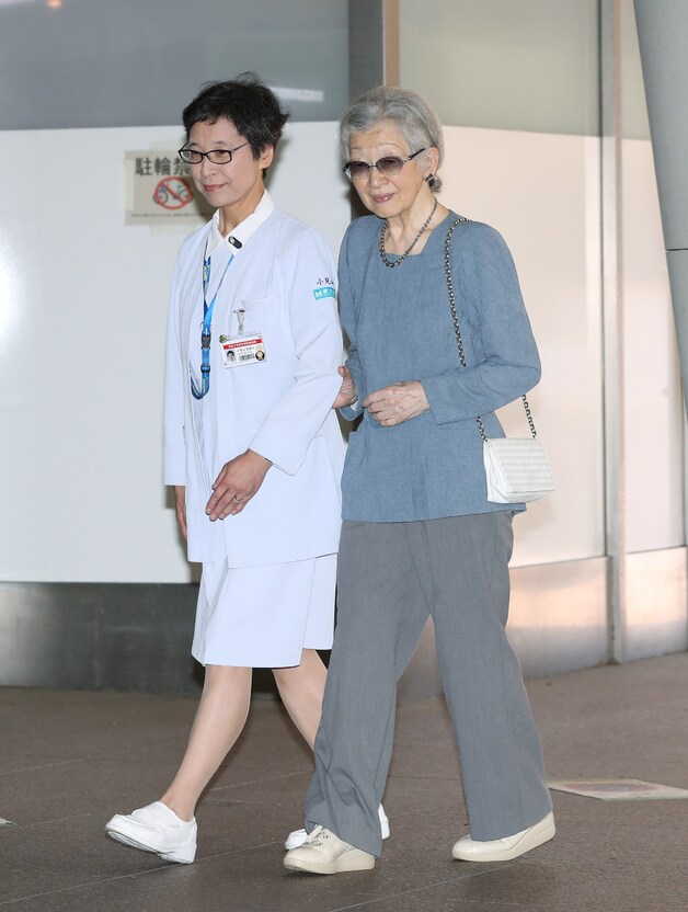 Keizerin Michiko komt aan in het ziekenhuis in Tokyo.