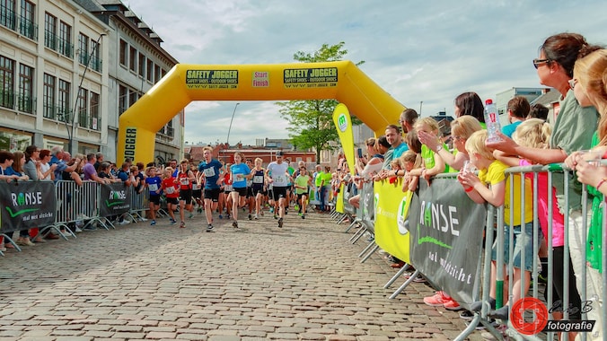 Lopen en skeeleren door de stad tijdens Ronse Run en Roll | Regio | HLN.be