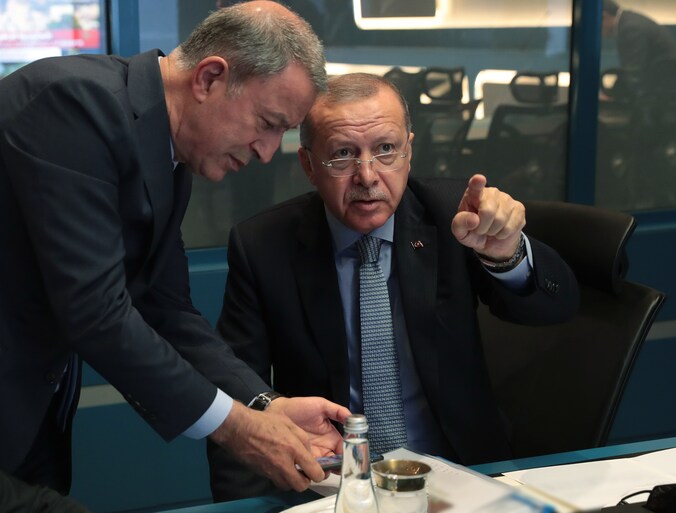 De Turkse president Recep Tayyip Erdogan (rechts) en zijn minister van Defensie Hulusi Akar volgen een operatie van Turkse troepen. Archiefbeeld. 
