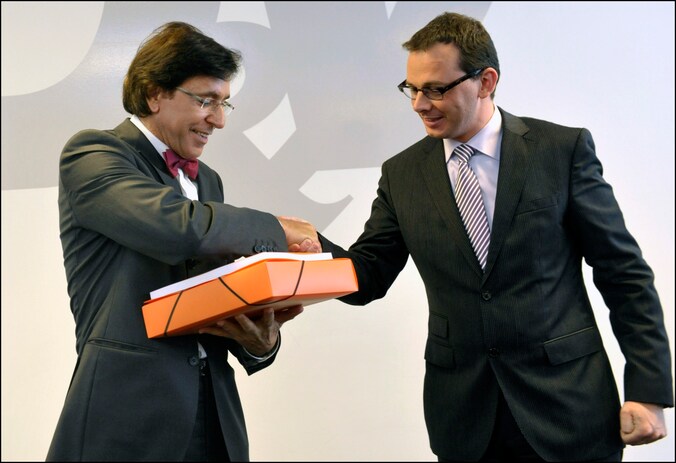 Ex-bemiddelaar Wouter Beke (rechts) is erg kritisch voor Elio Di Rupo.