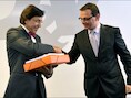 Ex-bemiddelaar Wouter Beke (rechts) is erg kritisch voor Elio Di Rupo.