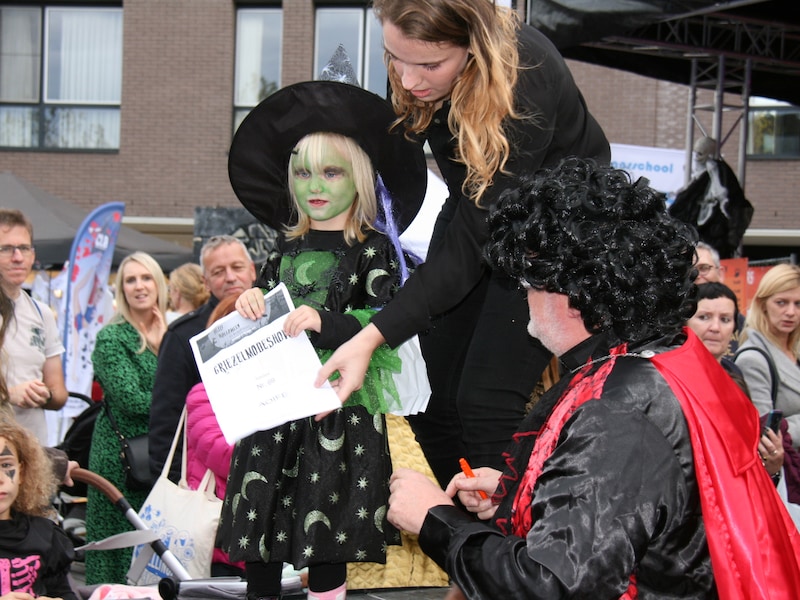 Recordaantal van 80 handelaars doet mee aan Halloween in Kapellen: kinderen trekken op Trick or Treat-tocht