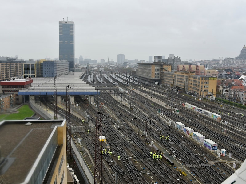 Treinverkeer verloopt opnieuw normaal tussen Brussel-Zuid en Denderleeuw na vondst stoffelijk overschot naast sporen