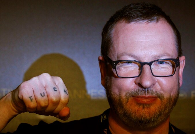 Lars von Trier met een niet mis te verstane boodschap op zijn vuist.