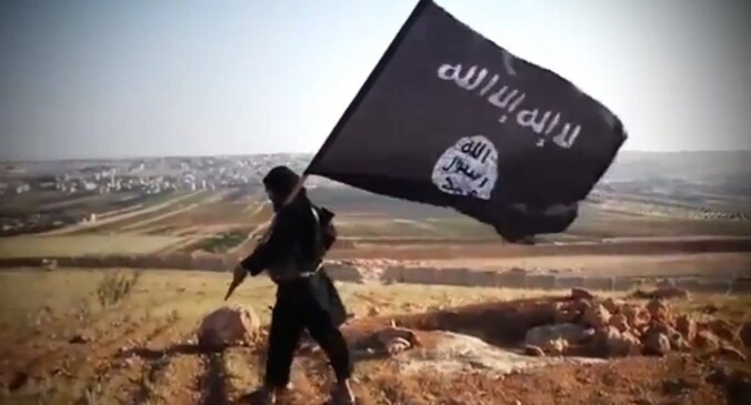 Een jihadist met een vlag van IS, archiefbeeld ter illustratie.