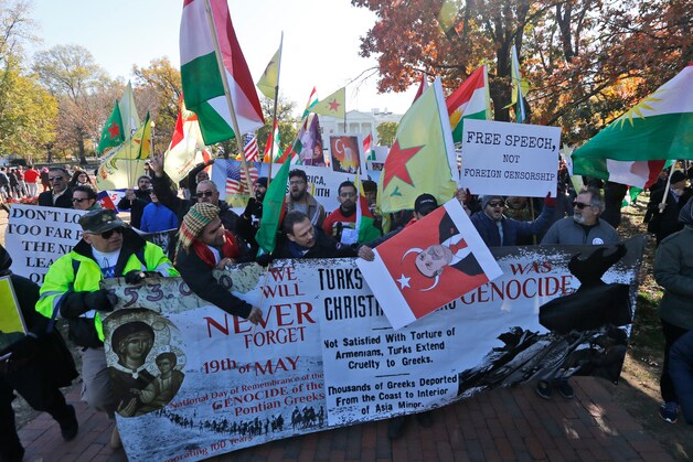 Demonstranten verzamelden zich buiten voor het Witte Huis om te protesteren tegen Erdogans bezoek.