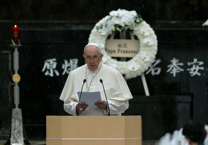 Paus Franciscus preekt in het Atomic Bomb Hypocenter Park in Nagasaki.