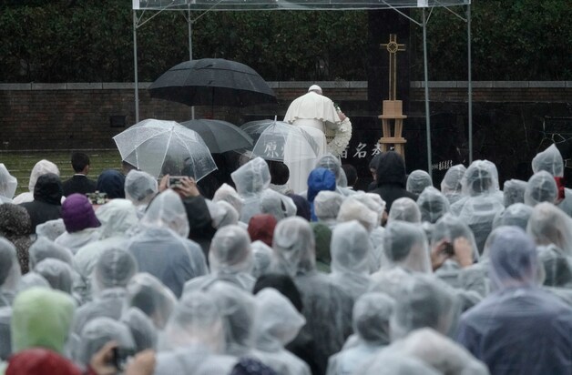 Paus Franciscus legt een krans bij het Atomic Bomb Hypocenter Park in Nagasaki.