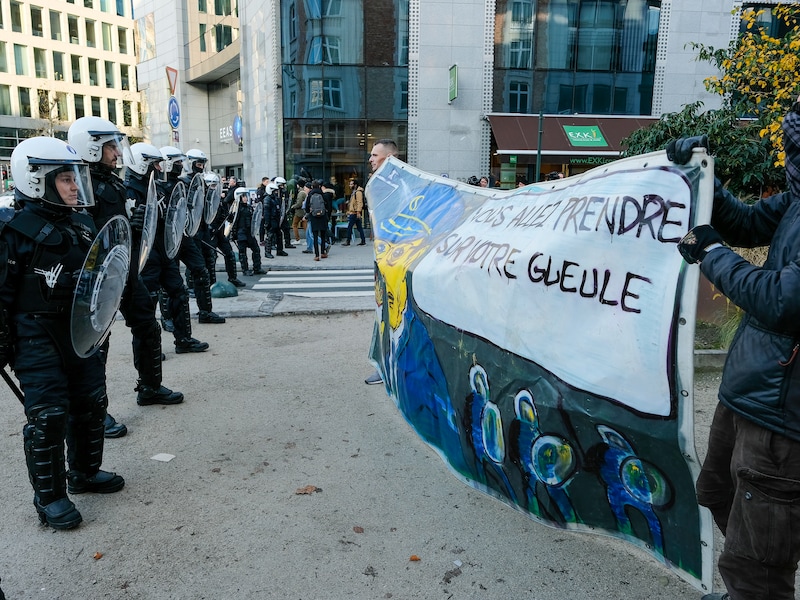 De politie schermt de 'neutrale zone' af in Brussel tijdens een betoging van de 'Gele Hesjes'