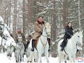 Kim Jong-Un en zijn vrouw Ri Sol-ju (rechts) te paard op de flanken van Korea’s heilige berg. 