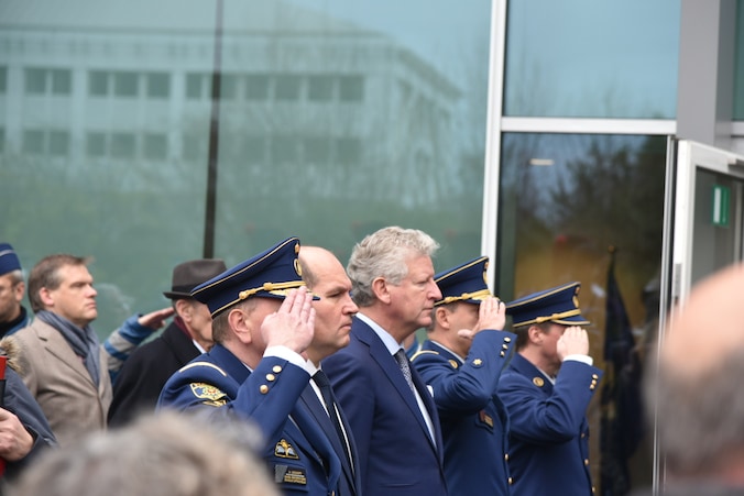 Herdenking 27 overleden agenten. Ook burgemeester Close woonde de herdenkingsplechtigheid bij.