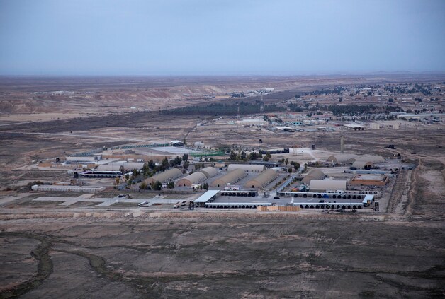 De luchtmachtbasis in het Iraakse Ain al-Asad vanuit de lucht gezien. Archiefbeeld.