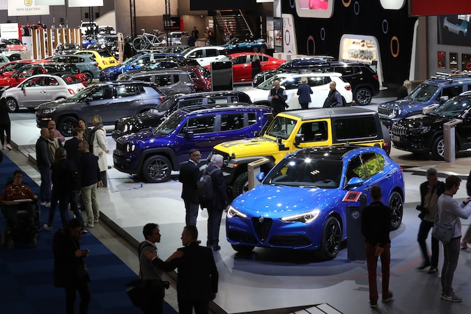 Bezoekers van het 98ste Autosalon op 9 januari 2020, ongeveer twee maanden voor de start van de lockdown.