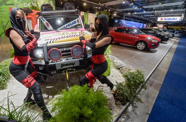 Deze hostessen die de 'Ninja'-editie van de Suzuki Jimny moesten promoten, beschikten in januari 2020 klaarblijkelijk over een goeie glazen bol. Hun ninja-maskers komen aardig in de buurt van mondmaskers.  