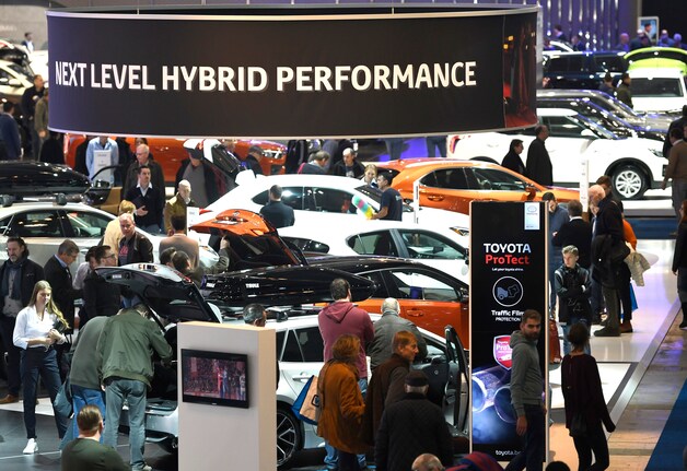 Autosalon Brussel 2020: een indoorevent waar bezoekers volop portieren en koffers openen, of plaatsnemen in de modellen. Het coronavirus woedde toen nog ver weg in het Chinese Wuhan en omstreken.