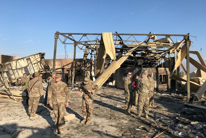 Amerikaanse soldaten nemen de schade op van een Iraanse raket die vorig jaar in januari de luchtbasis van Ain al-Asad in Irak raakte. Archiefbeeld.