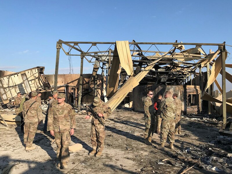 Amerikaanse militairen op de door een Iraanse raketaanval beschadigde militaire basis in Ain al-Asad in Irak.