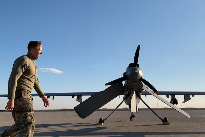 Een Amerikaanse soldaat wandelt voorbij een drone op de Ain al-Asad-luchtmachtbasis in Irak.