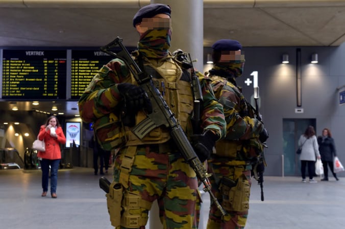 Militairen in het Centraal Station van Antwerpen.