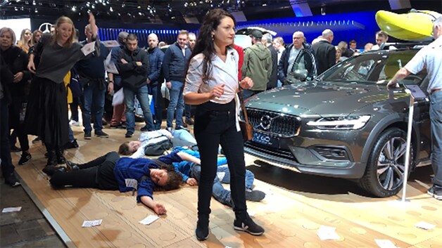 Actievoerder aan de stand van Volvo.