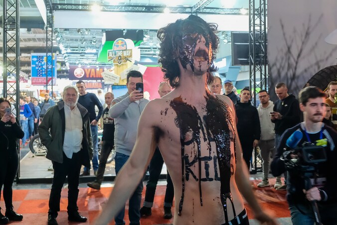 Extiction Rebellion op autosalon
