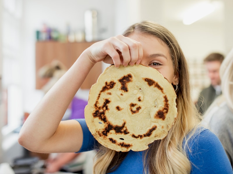 Mondiale Raad Schelle bakt pannenkoeken voor De Warmste Week