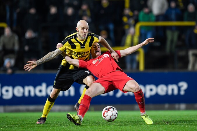Yoni Buyens (l. Lierse Kempenzonen) in een duel met Jonathan Rowell.