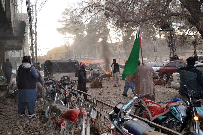 Mensen staan te midden van het puin na de explosie in het Pakistaanse Quetta.