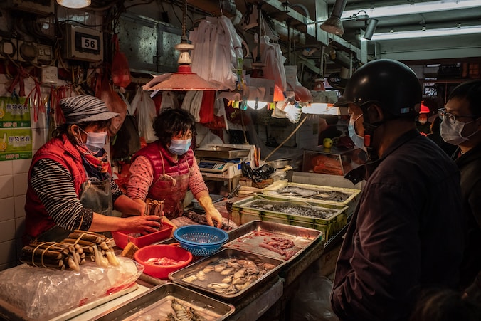 Op 'wet markets' in China dragen de verkopers nu verplicht mondmaskers.
