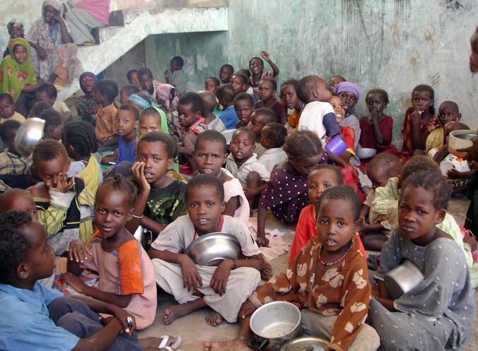 Somalische kinderen wachten op een voedselbedeling in Mogadishu.