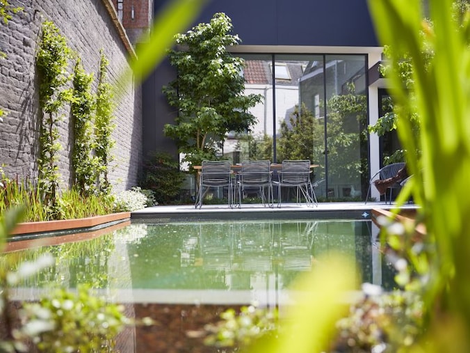 Het absolute pronkstuk in de tuin is de zwemvijver met een prachtige rand in cortenstaal.