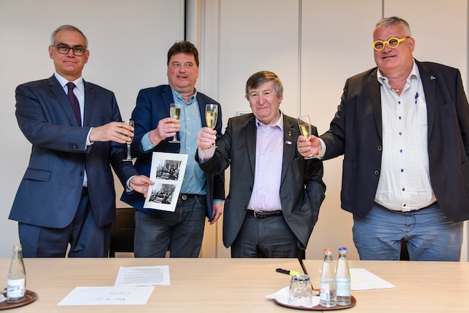 Hans Van Duysen, de voorzitter van het nieuwe team, Filip Anthuenis, burgemeester van Lokeren, Luc De Ryck, burgemeester van Temse en Raoul Van Raemdonck, de voorzitter van KSV Temse, klinken op het nieuwe huwelijk.