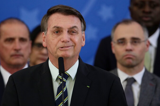 Jair Bolsonaro spreekt tijdens een persconferentie over het vertrek van de populaire justitieminister Sérgio Moro.

