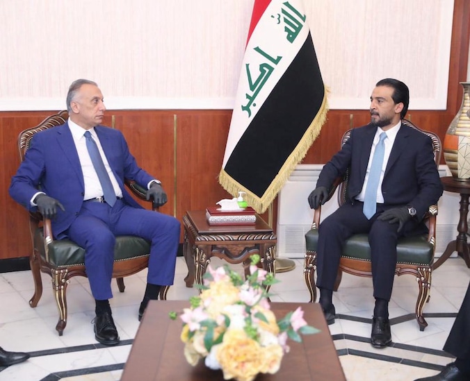 De voorzitter van het Iraakse parlement Mohammed al-Halbousi (rechts) met de nieuwe Iraakse premier Moustafa al-Kazimi.