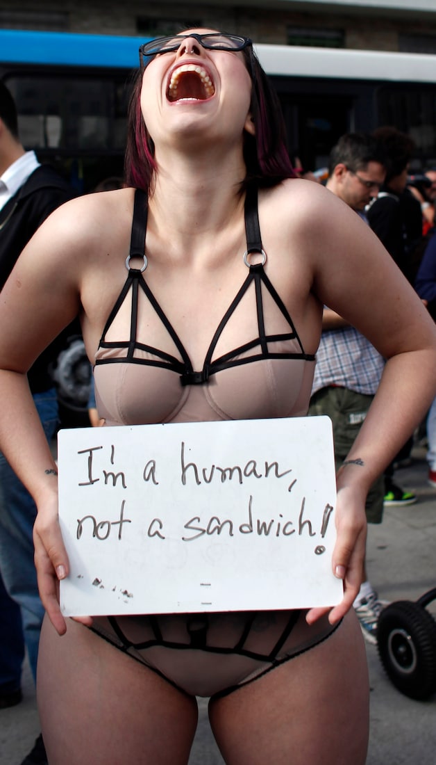 Vrouwen protesteren tegen stigma rond verkrachting op 'Slutwalks'.