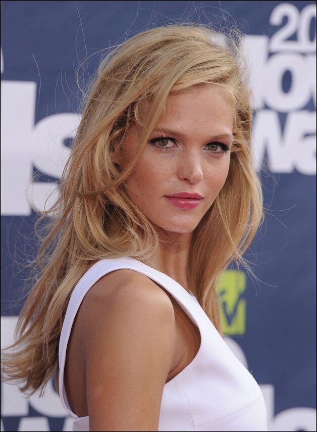Erin Heatherton lijkt de enige die Leonardo's grillen kan verdragen.