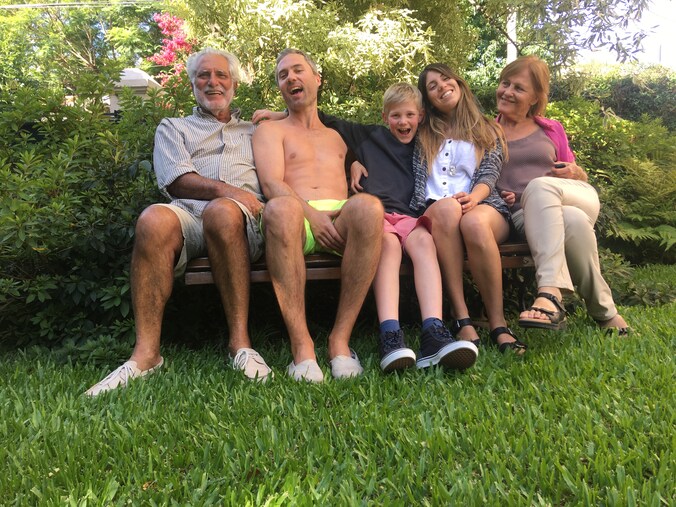 Familiekiekje nog voor corona hen in een klein appartementje vastzette: opa Roberto, Olivers oom, Oliver, zijn tante en oma Renate in Buenos Aires.