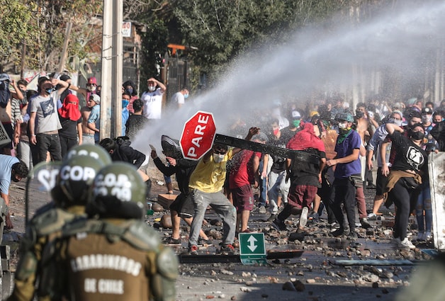 In de Chileense hoofdstad Santiago kwam het maandag tot confrontaties tussen de politie en wanhopige inwoners van arme buurten die voedselhulp eisen van de regering. (18/05/2020)