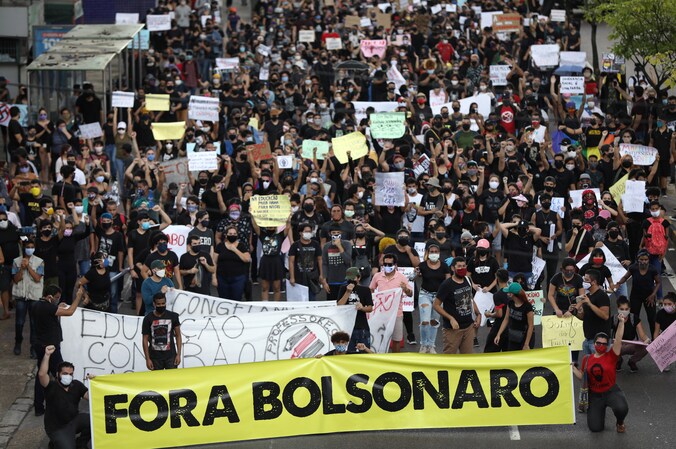 In de Braziliaanse stad Manaus gingen demonstranten de straat op om het aftreden van president Bolsonaro te eisen.  (02/06/2020).