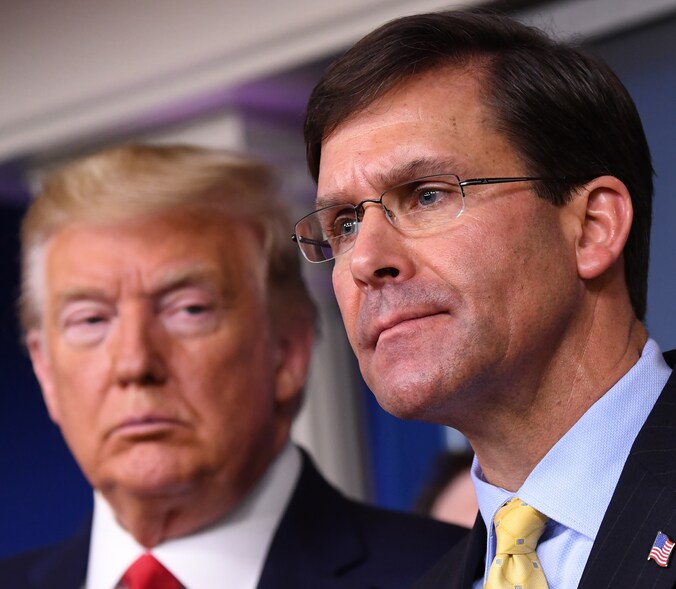 Trump met de net ontslagen minister van Defensie Mark Esper.