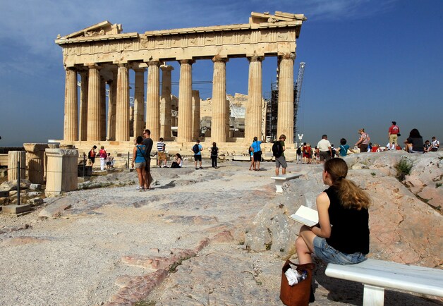 Toeristen bezoeken het Parthenon op de Acropolis in Athene.