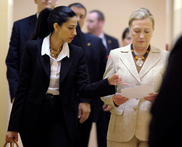 Huma Abedin als adviseur aan de zijde van Hillary Clinton.