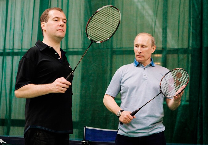 De Russische president Medvedev (l) en premier Poetin tijdens een spelletje badminton.