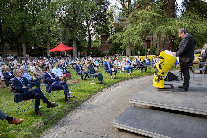 Aurélien Verhassel zat - met dezelfde leeuwensokken - naast Dries Van Langenhove.