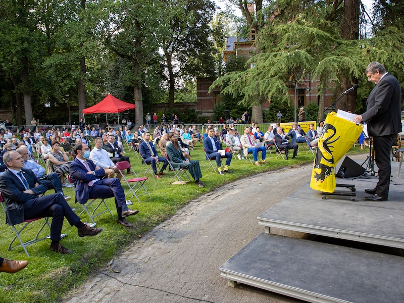 Veroordeelde rechts-extremist op eerste rij bij 11 juliviering