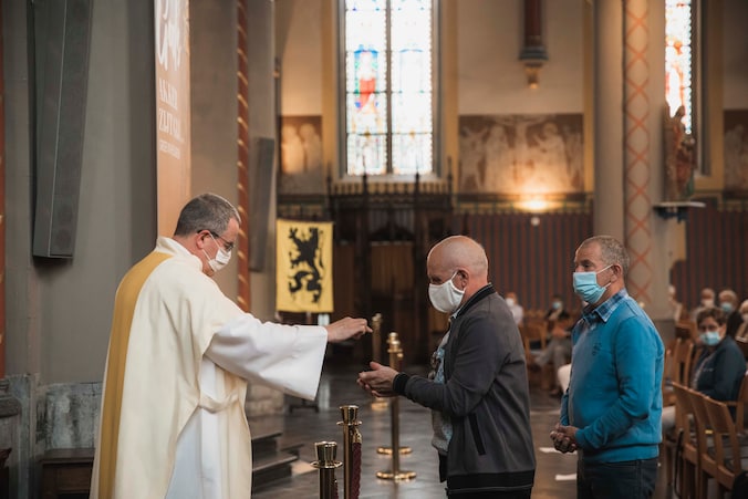 Chirurgische maskers in de kerk? Of zo'n gekregen neutraal exemplaar van de overheid? Ze doen wat ze moeten doen, maar zijn wel sáái, zegt onze kenner. "En het doet echt denken aan een ziekenhuisomgeving. Fijn dat ze veilig zijn, maar een beetje creativiteit maakt het dragen van een masker aangenamer."